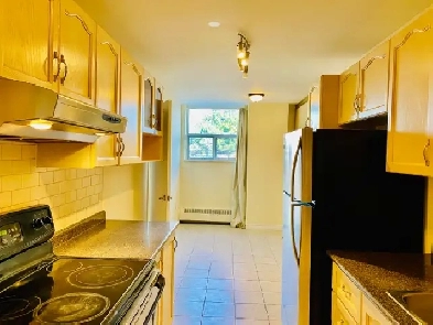 AVAILABLE HUGE SUITE CORNER GROUND LEVEL PATIO/BACKYARD ENTRANCE Image# 2