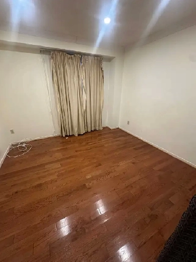 BRIGHT ROOM FOR RENT - RICHMOND HILL Image# 4