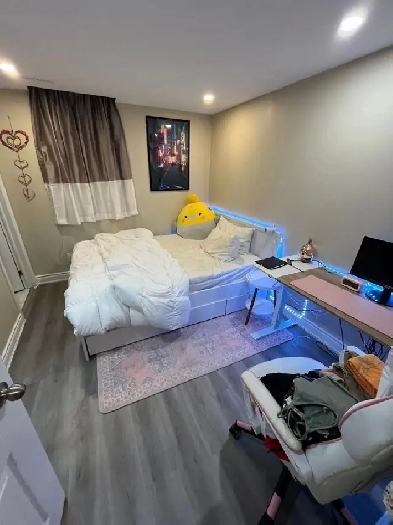 FURNISHED MASTER BEDROOM WITH ATTACHED WASHROOM  IN SQUARE ONE Image# 2