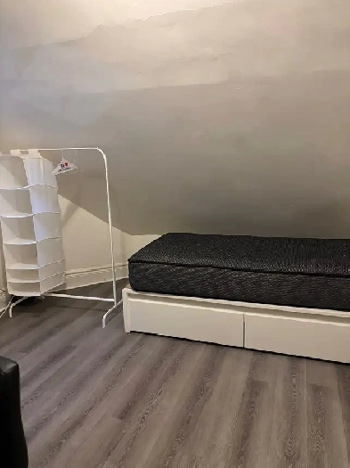 Core downtown Toronto, $1,075 per month, available January 1. Image# 3