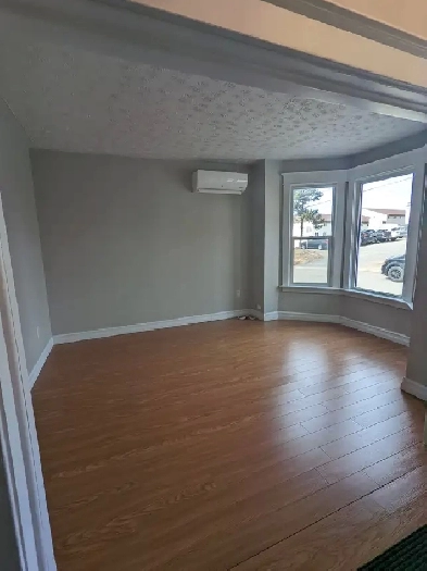 464 Olive St - 3BR West, New Finishes, Spacious, W/D hu Image# 2