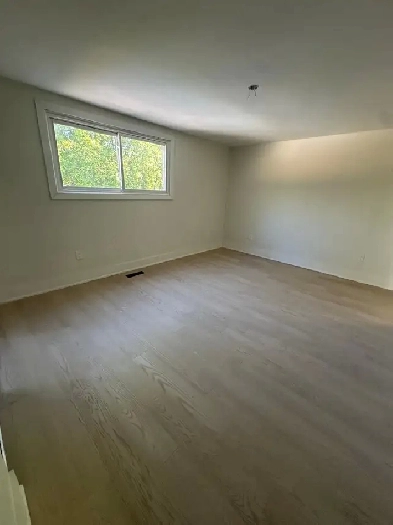 BRIGHT AND SPACIOUS MASTER BEDROOM - NEWMARKET - YONGE  DAVIS Image# 4