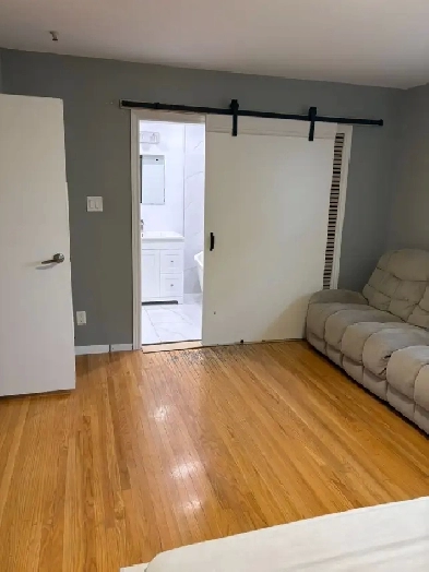 TENT A MASTER BEAD ROOM AT YONGE AND STEELES NEAR CENTER POINT Image# 5