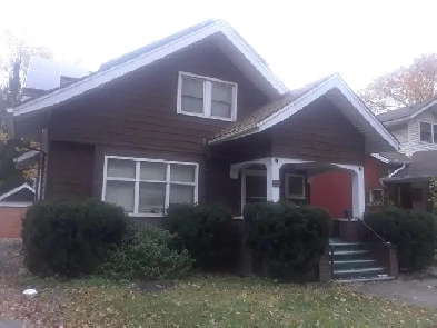 student roomclose to university and riverside