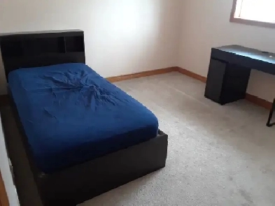 student roomfor girlclose to university and mall