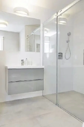 High quality female’s room by NW train station Image# 2