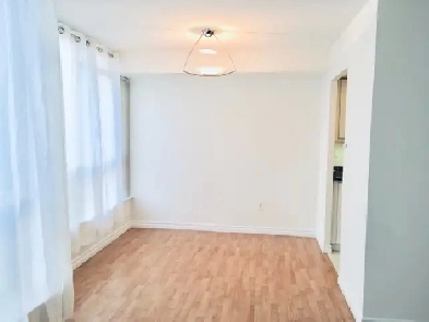 AVAILABLE NOW MISSISSAUGA CITY CENTRE LARGE SUITE ALL-INCLUSIVE Image# 6