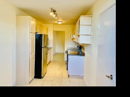 AVAILABLE LARGE SUITE CORNER GROUND LEVEL PATIOBACKYARD ENTRANCE Image# 23