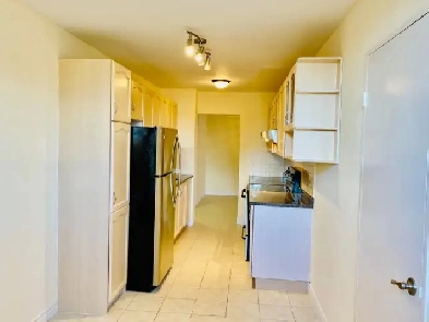 AVAILABLE LARGE SUITE CORNER GROUND LEVEL LIKE LIVING IN A HOUSE Image# 24