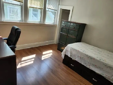 Furnished, clean rooms (2) for rent in student house, 5min. UoW Image# 2