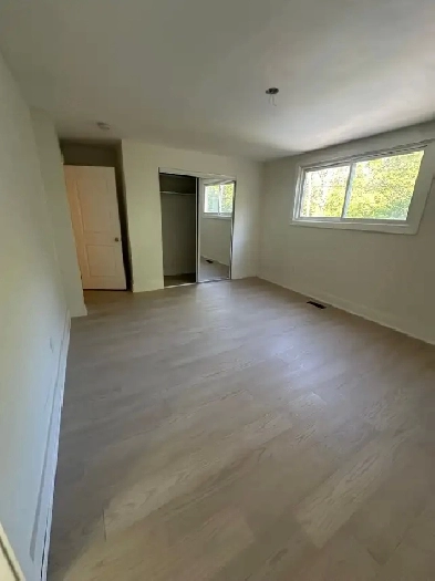 BRIGHT AND SPACIOUS MASTER BEDROOM - NEWMARKET - YONGE DAVIS Image# 6