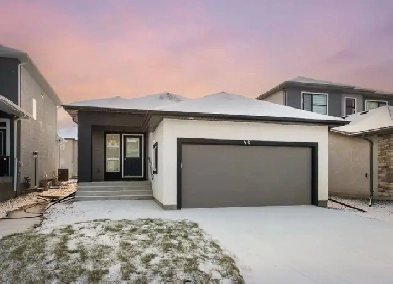 Meticulously Maintained 3bdrm 1200sqft Bungalow in Sage Creek! Image# 4