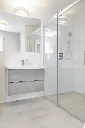 High quality female’s room by NW train station Image# 2