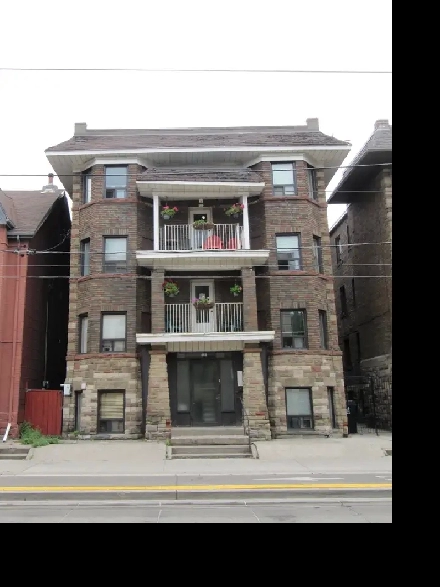 Cozy Single Occupancy 1 bedroom apt steps to subway. Image# 19