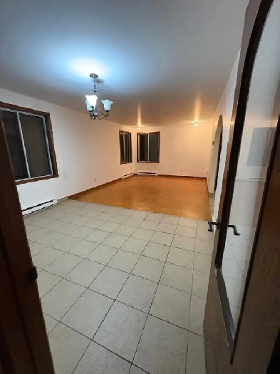 TRÈS TRÈS GRAND 6 1/2 avec cour et garage à louer à Vimont Laval