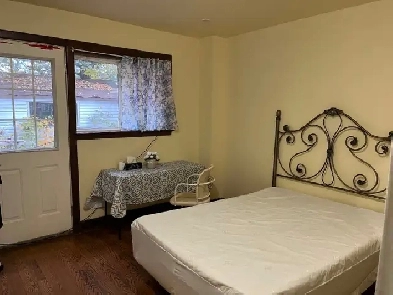 BRIGHT ROOM MAIN FL-50m TO PLAZA STEELES AND BATHURST NEAR BUS Image# 1