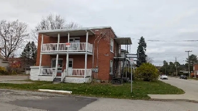 Triplex en brique à vendre