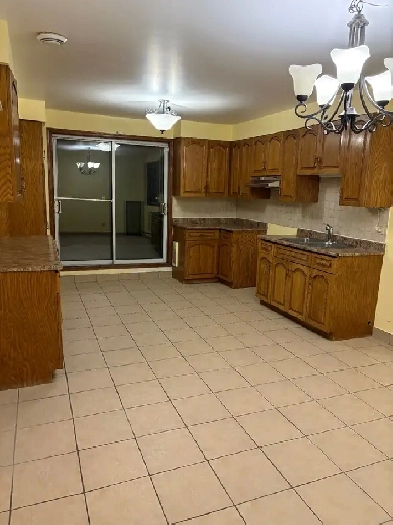 TRÈS TRÈS GRAND 6 1/2 à louer à Vimont à Laval