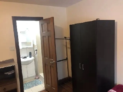 2ND FLOOR MASTER BEDROOM & PRIVATE BATHROOM NEAR BUS/GROCERY Image# 1