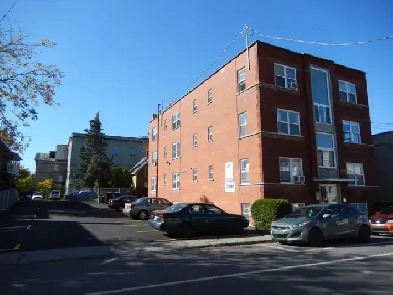 1 ½ / POÊLE-FRIGO INCLUS / CHAUFFÉ / ÉCLAIRÉ / PERSONNE SEULE