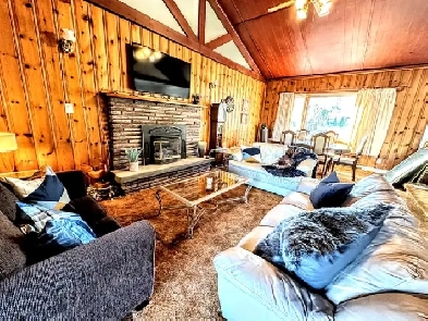 Home on Kawartha Lake Front Fast Wifi and 4  parking 4 Bedroom