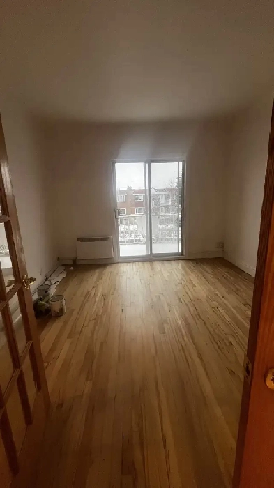 Grand  3 1/2 très propre et bien éclairé. Rénové. Image# 1