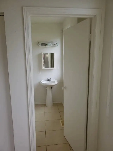 DUAL LEVEL 2 BEDROOM,2 WASHROOMS,BALCONY,1,300 SQ FT$1650 Image# 2