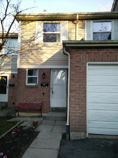 bright 2nd floor room closed to UTM, girl only Image# 1