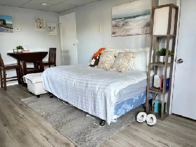 FURNISHED BACHELOR FOR RENT (Oak Bay)