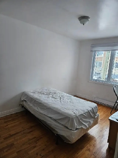 Chambre proche métro saint michel 700 tout inclu pour homme Image# 1