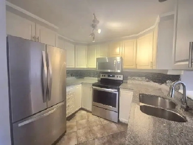 Beautiful 3 Bedrooms Den Townhouse for rent in Sandy Hill Image# 1