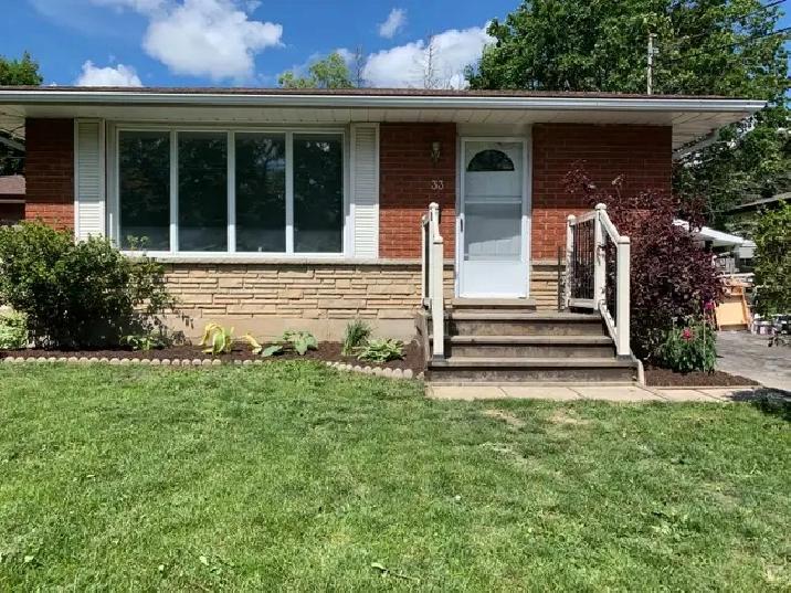 3 Spacious Bedroom House / Guelph / 2 Car Parking