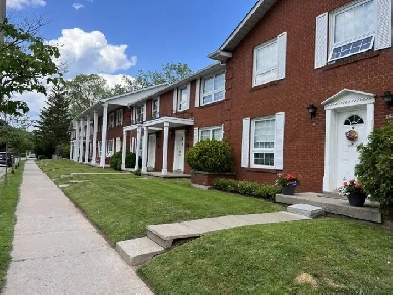 3 Bedroom Townhome in The Heart of Bronte, Oakville Image# 1