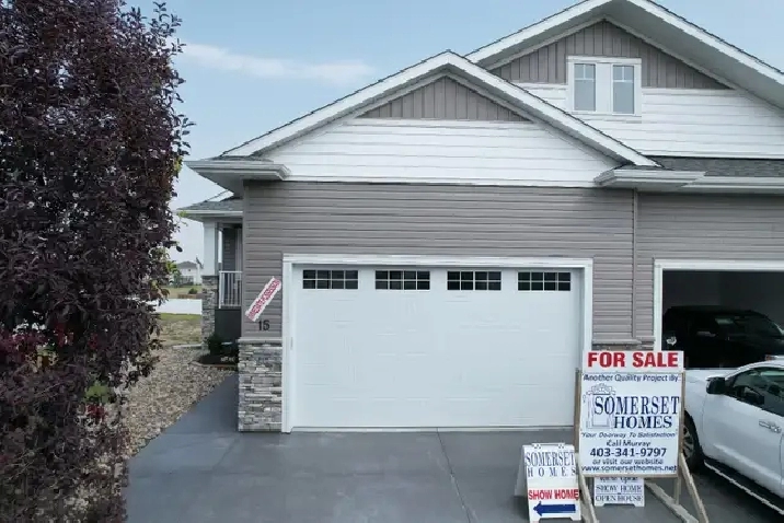 2 BDRM. BUNGALOW DUPLEX IN SYLVAN LAKE 45  COMMUNITY LARGE LOT