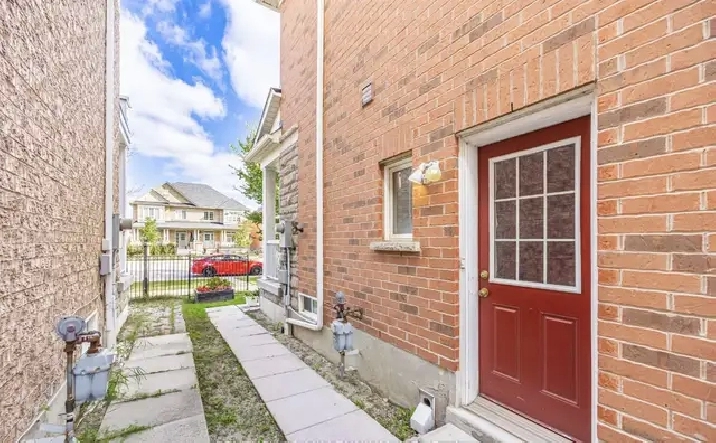 2 BDR. Legal Basement Apt: Separate Entrance & Ample Light ☀️