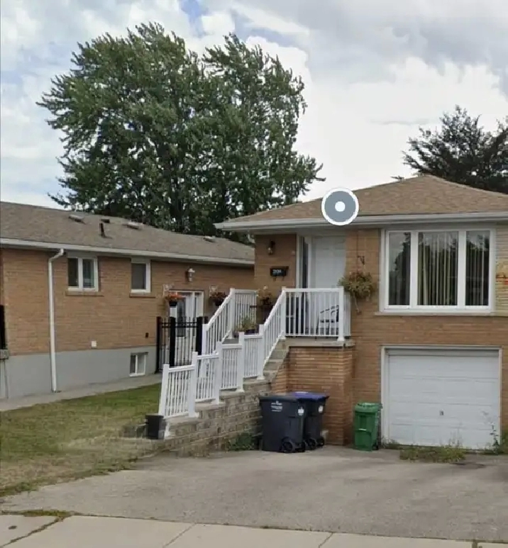 For Lease – Bright 3 Bedroom Bungalow (Main Floor) in Mississ