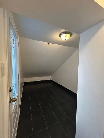 Beautiful 31/2 in Saint Laurent available immediately Image# 1