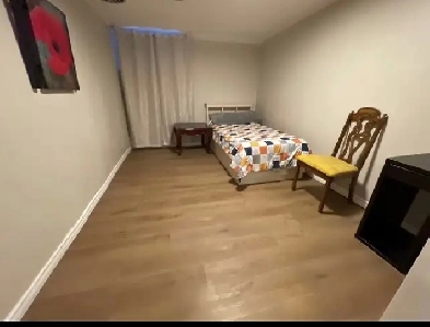 Private room for rent near Oshawa Center & Trent University !! Image# 1