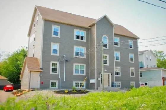 ROOM $690 Avail Now EVERYTHING INCLUDED 5 min walk to U de M