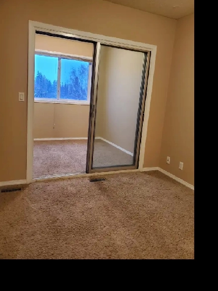 Downtown 2-storey 2 BDRM townhouse for rent Image# 1