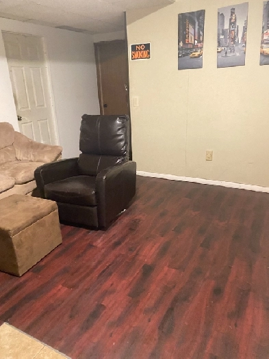 5 min walk to Whitehorn Ctrain/ 15 min Downtown/ easy to Airport Image# 1