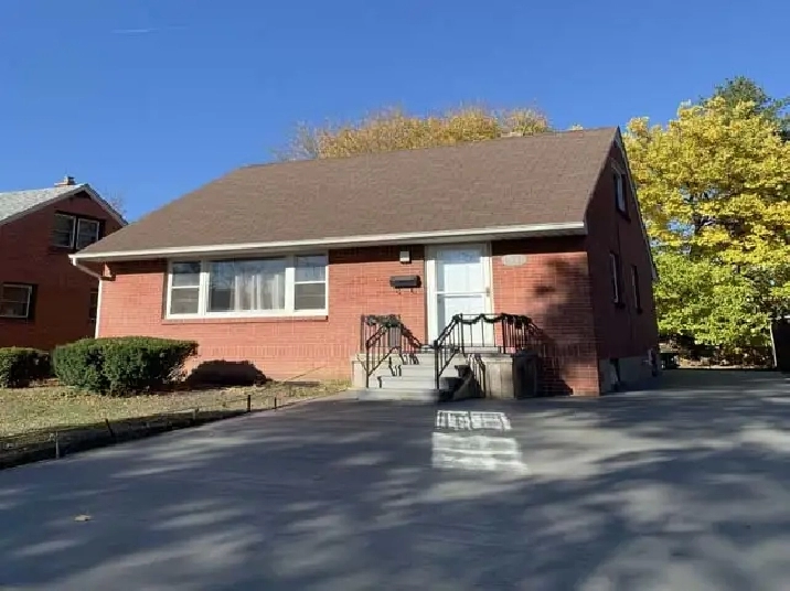 room for $850 for couple/girls close Prince Rd, Bus Terminal