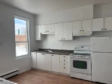 Très grand 2 1/2 loft Limoilou 2e étage LIBRE