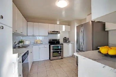 1-bedroom available in upscale 3-bedroom apartment with lakeview Image# 1