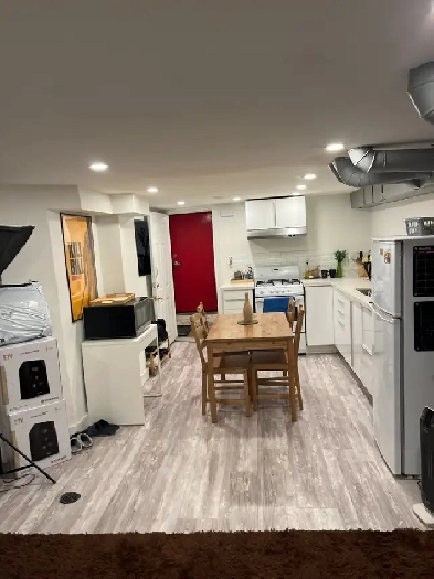 Annex Bright Spacious Apartment by Dupont subway Image# 1