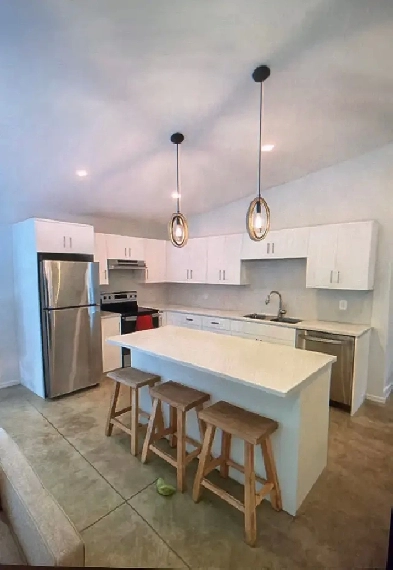 2 Bed 1 bath-Bright, Clean, Modern Home! Close to all amenities!