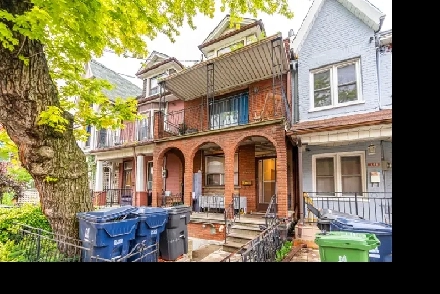 Large 4BR Upper Unit W/ MASSIVE Deck and Living Room! Image# 1