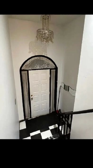 3 Beds, 2 Bath upper level unit - Square One Image# 1