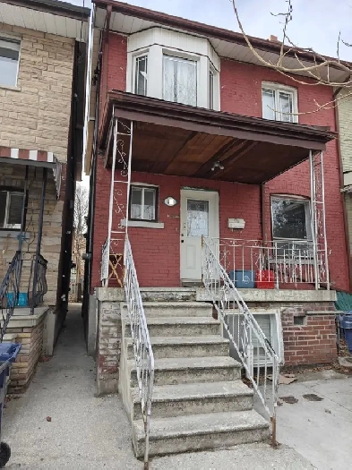 2BED Large Apartment in CHRISTIE PITS Image# 1