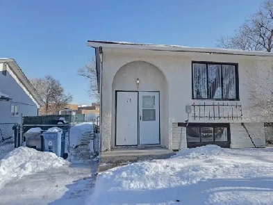 MEGAHOMES NEW LISTING - 11 KNIGHTSBRIDGE DRIVE Image# 3